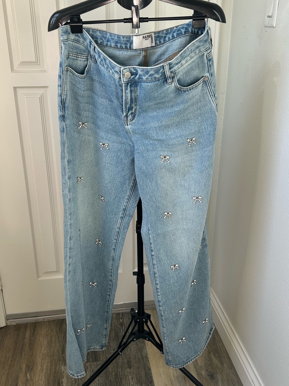 Rare DNM Edit Rhinestone Bow Low Rise Baggy Jeans – Size 31